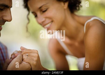 Vue latérale d'un couple dans une humeur joyeuse. Banque D'Images