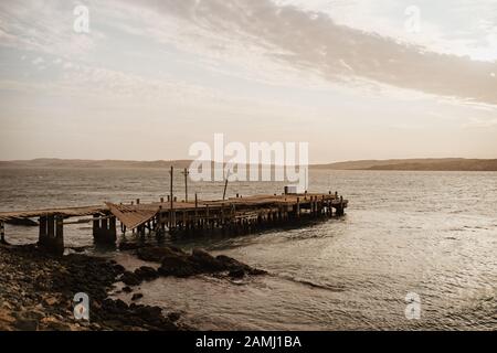 Vieux quai solitaire à Luderitz, Namibie, une ville touristique populaire pour son exploitation minière de diamants Banque D'Images