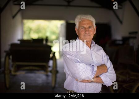 Portrait d'un homme âgé souriant à l'appareil photo. Banque D'Images