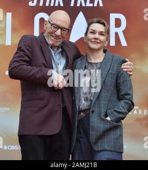 Los Angeles, États-Unis. 13 janvier 2020. L'acteur Sir Patrick Stewart est rejoint par sa femme, chanteuse américaine et auteur-compositeur Sunny Ozell lors d'une cérémonie de main et d'empreinte l'immortalisant dans la piste du théâtre chinois TCL (anciennement Grauman) dans la section hollywoodienne de Los Angeles le lundi 13 janvier 2020. Photo de Jim Ruymen/UPI crédit: UPI/Alay Live News Banque D'Images