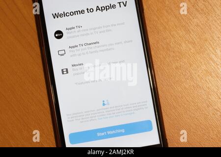 Saint-Pétersbourg, Russie - 10 janvier 2020: Bienvenue à la page de l'app Apple TV sur l'écran du téléphone gros plan, éditorial illustratif Banque D'Images