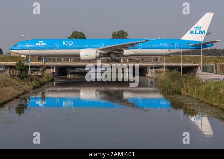 Amsterdam, Pays-Bas, 22 Août 2019. Le Boeing 777-300 de KLM est décoré avec le logo de 100 ans qui s'impose à l'aéroport de Schiphol. Banque D'Images