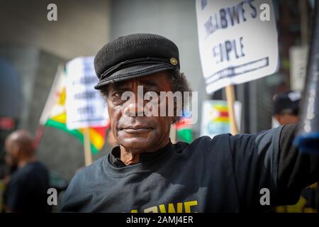 New York, États-Unis, Oktober 25, 2019 manifestation au Zimbabwe en face du bâtiment des Nations Unies. Banque D'Images