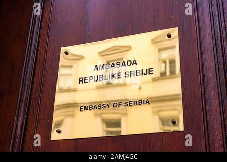 Plaque en laiton à l'extérieur de l'ambassade serbe et de la résidence de l'ambassadeur, Prague, République tchèque Banque D'Images