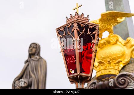 Ježíši spaso naše (Jésus notre salut) sur une rue rouge à côté d'une statue religieuse sur le pont Charles, Prague, République tchèque Banque D'Images