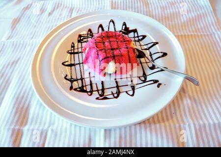 Le Dessert Typiquement Italien Zuppa Inglese Fait Avec Creme Anglaise Creme Au Chocolat Et Gateau Eponge Humide Avec Des Alchermes Photo Stock Alamy