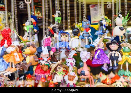 Des marionnettes et des animaux en bois faits à la main accrochés aux sources à l'extérieur d'une boutique de souvenirs, Prague, République tchèque Banque D'Images