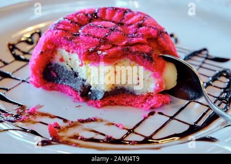 Le Dessert Typiquement Italien Zuppa Inglese Fait Avec Creme Anglaise Creme Au Chocolat Et Gateau Eponge Humide Avec Des Alchermes Photo Stock Alamy