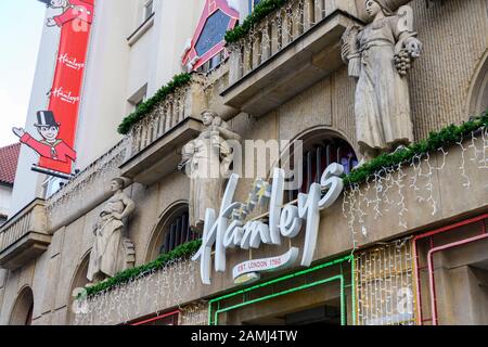 Signez à l'extérieur d'un magasin de jouets de Hamley Banque D'Images