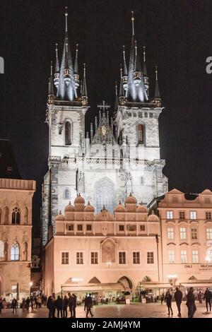 Église notre-Dame avant Týn dominant les bâtiments voisins, Prague, République tchèque Banque D'Images