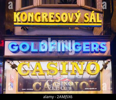 Panneaux lumineux devant le casino Goldfinger, Prague, République tchèque Banque D'Images