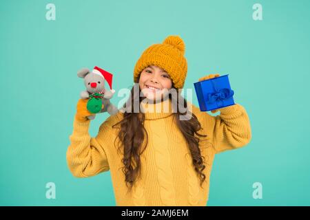 Cordialement. Achetez des cadeaux. École maternelle et scolaire. Concept de magasin de jouets. Fille enfant émotionnel sincère tenir le rat ou le jouet de souris. Bonne enfance. Année symbole rat. Jouet en peluche. Enfant jouer mignon petit jouet. Banque D'Images