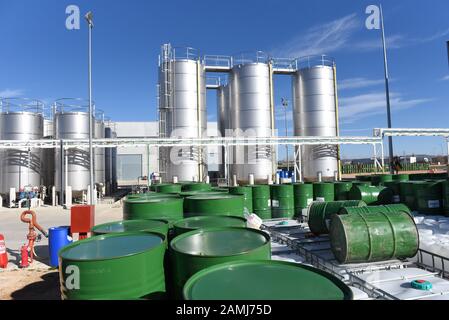 Barils de résine vus à l'usine de fabrication Naturales Resinas à Almazán.L'extraction de résine de pins a augmenté dans les zones rurales de l'Espagne au cours des dernières années en raison de la crise économique, et de la demande plus élevée et de la baisse de la production dans l'Union européenne et en Chine. Banque D'Images