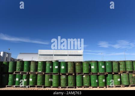 Barils de résine vus à l'usine de fabrication Naturales Resinas à Almazán.L'extraction de résine de pins a augmenté dans les zones rurales de l'Espagne au cours des dernières années en raison de la crise économique, et de la demande plus élevée et de la baisse de la production dans l'Union européenne et en Chine. Banque D'Images