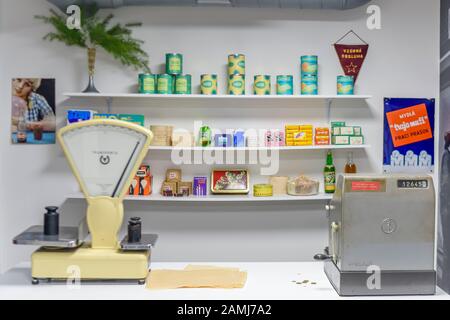 Caisse enregistreuse à l'ancienne et balance dans un magasin de l'ère communiste soviétique. Banque D'Images