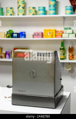 Caisse enregistreuse à l'ancienne dans un magasin de l'ère communiste soviétique. Banque D'Images