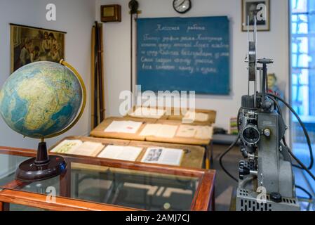 Globe à l'ancienne et projecteur de film dans une salle de classe de l'ère communiste soviétique Banque D'Images