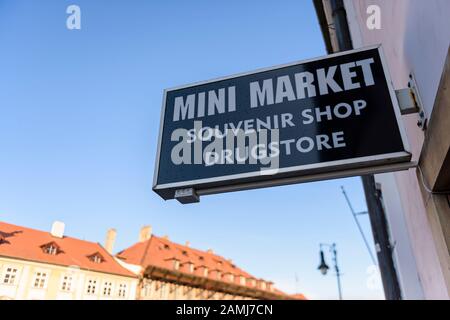 Signez à l'extérieur d'un supermarché, d'une boutique de souvenirs et d'un magasin de médicaments. Banque D'Images