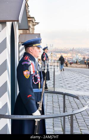 Les Gardes Du Château De Prague (Hradní Stráž) À L'Extérieur Du Vieux Palais Royal De Prague, République Tchèque Banque D'Images