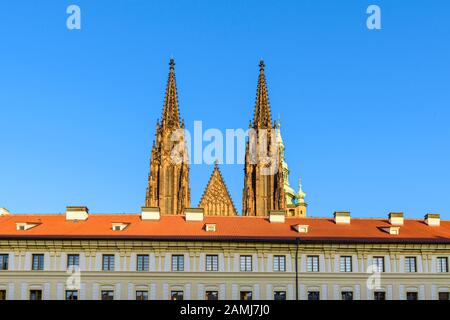 Spires du Vieux Palais Royal dominant la porte de Matthias, Prague, République tchèque Banque D'Images