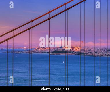 Brouillard, Coucher du soleil, le Golden Gate Bridge, San Francisco, Californie Banque D'Images