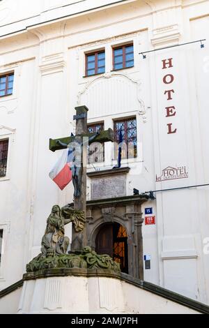 Grande croix en bois à l'extérieur de l'hôtel Questenberk, Prague, République tchèque Banque D'Images