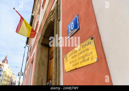 Panneau en laiton à l'extérieur de l'ambassade d'Espagne, Prague, République tchèque Banque D'Images