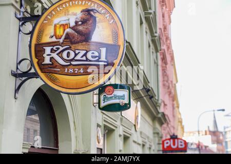 Signez la publicité sur la bière tchèque Kozel à l'extérieur d'un bar à Prague. Banque D'Images