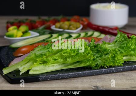 Salade grecque ou raiatiki avec de grandes tomates, concombres, oignons, feta et olives dans un saladier blanc. Salade verte du village avec dés Banque D'Images