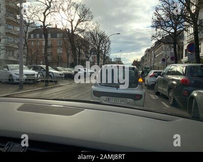Strasbourg, France - 21 novembre 2018 : rue Avenue de la Robertsau dans le centre de Strasbourg avec voitures sur la route et parking - vue depuis en voiture de mouvement Banque D'Images