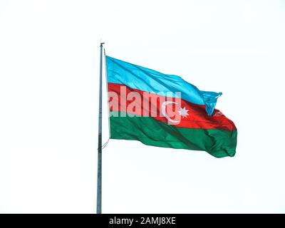 Drapeau national de l'Azerbaïdjan qui coule pendant les vacances nationales contre ciel bleu clair - centre de Bakou Banque D'Images