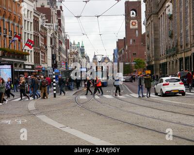 Une traversée piétonne, Damrak, Amsterdam, pays-Bas Banque D'Images