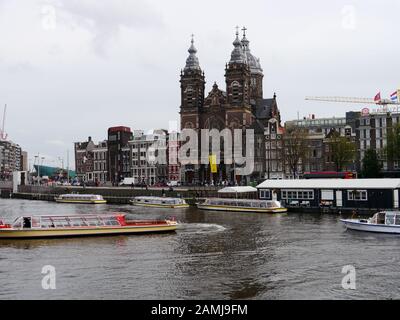Bateaux touristiques sur un canal dans le centre d'Amsterdam, Pays-Bas Banque D'Images