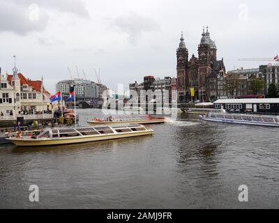 Bateaux touristiques sur un canal dans le centre d'Amsterdam, Pays-Bas Banque D'Images