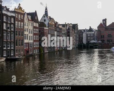 Bateau de croisière touristique sur un canal à Amsterdam, Pays-Bas Banque D'Images