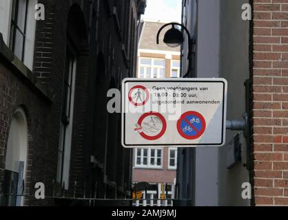 Un panneau de signalisation néerlandais réglementant l'accès à une rue. Le panneau indique des restrictions spécifiques pour les piétons et les cyclistes. Amsterdam, pays-Bas Banque D'Images