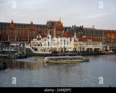Bateaux touristiques sur un canal dans le centre d'Amsterdam, Pays-Bas Banque D'Images