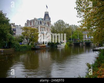 Bateau de croisière touristique sur un canal à Amsterdam, Pays-Bas Banque D'Images