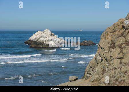 Terrains End Seal rochers à San Francisco dans la zone de loisirs nationale du Golden Gate. C'est un rivage rocheux et balayé par le vent à l'embouchure du Golde Banque D'Images