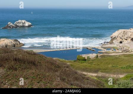 Terrains End Seal rochers à San Francisco dans la zone de loisirs nationale du Golden Gate. C'est un rivage rocheux et balayé par le vent à l'embouchure du Golde Banque D'Images