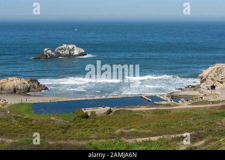 Terrains End Seal rochers à San Francisco dans la zone de loisirs nationale du Golden Gate. C'est un rivage rocheux et balayé par le vent à l'embouchure du Golde Banque D'Images