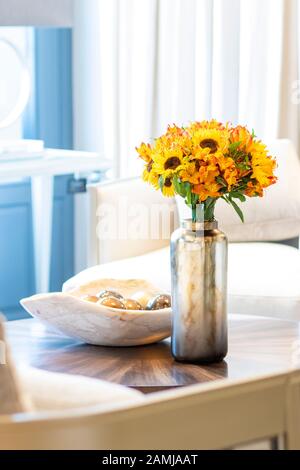 Arrangement de fleurs de tournesols décorer la salle de séjour de la chambre Banque D'Images