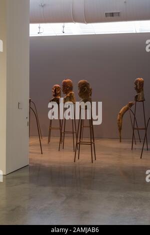 Kader Attia: J’accuse, 2016; installation de bustes en bois sur des plinthes en métal. UNIVERSITÉ DE CALIFORNIE, BERKELEY ART MUSEUM Banque D'Images