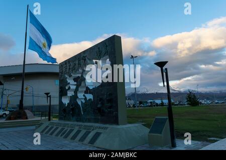 Malvinas (Falkland) Monument historique national de guerre mémorial à la Plaza Islas Malvinas à Ushuaia, Tierra del Fuego, Argentine Banque D'Images