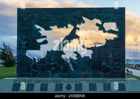 Monument historique national de la guerre d'Islas Malvinas (Falklands) au Plaza Islas Malvinas à Ushuaia, Tierra del Fuego, Argentine Banque D'Images