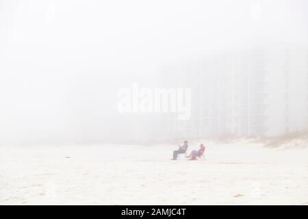 Brouillard sur la plage du golfe du Mexique à Gulf Shores, Alabama. Banque D'Images