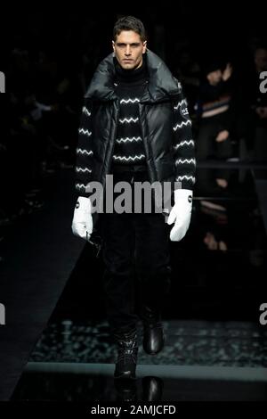 Milan, Italie. 13 janvier 2020. Giorgio ARMANI automne/hiver 2020/2021 piste pendant la semaine de la mode de Milan hommes‚Äôs Janvier 2020 - Milan, Italie 13/01/2020 | utilisation dans le monde crédit: DPA/Alay Live News Banque D'Images
