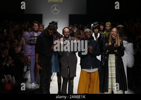 Berlin : Mercedes-Benz et l'agence de création présentent AUJOURD'HUI la Mercedes-Benz Fashion week Berlin pour l'automne/hiver 2020/21 du 13 au 15 janvier 2020 au Kraftwerk Berlin à Köpenicker Straße à Berlin-Mitte.la Mercedes Benz Fashion week ouvrira un groupe de quatre créateurs de mode d'Afrique du Sud présenté par Mercedes-Benz, Qui présentera ses créations dans le cadre du programme de développement des jeunes « Mercedes-Benz Fashion Talents ». Dans le cadre du défilé de mode conjoint, Clive Rundle, Floyd Avenue, Viviers Studio et Rich Mnisi présentent une mode sud-africaine contemporaine. (Photo de Simone Banque D'Images