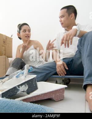 Un couple parler de rénovation dans leur maison. Banque D'Images