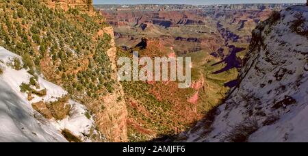 Vue sur le Grand Canyon depuis une falaise verglacée le long de la Bright Angel Trail sur la rive sud. Banque D'Images